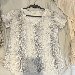 Altar'd State Gray & Cream Snake-Print V-Neck Short Sleeve Top